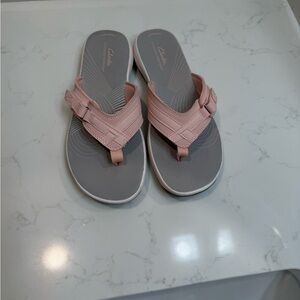 Clarks Women's flip flops with light Pink Straps and Gray Soles